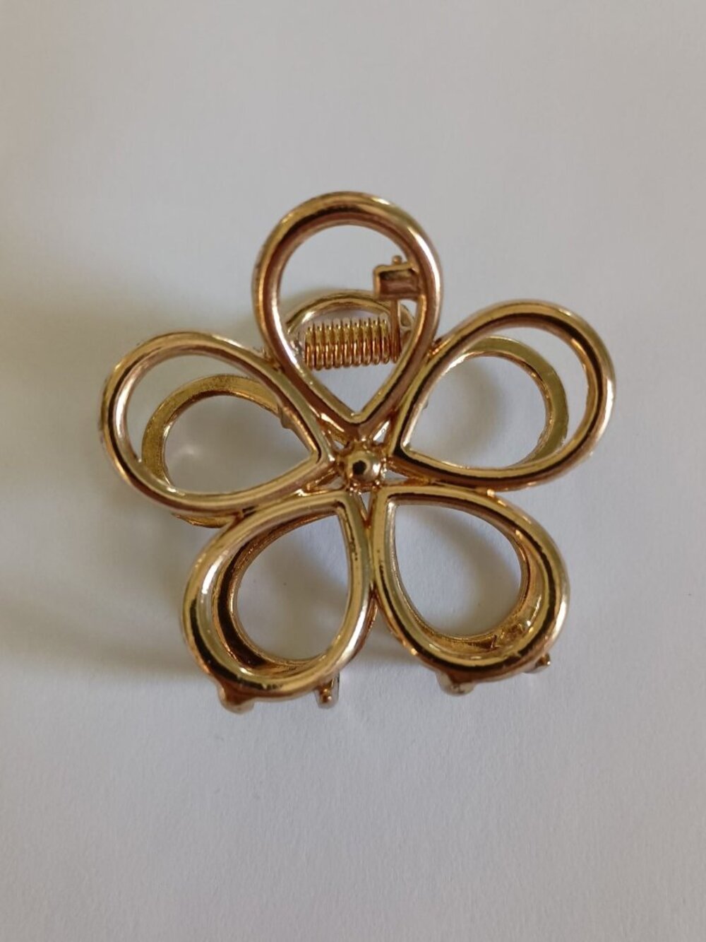 small gold tone daisy flower hair claw